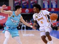 开云体育直播-双方队员在场上短兵相接，比赛火药味十足的简单介绍