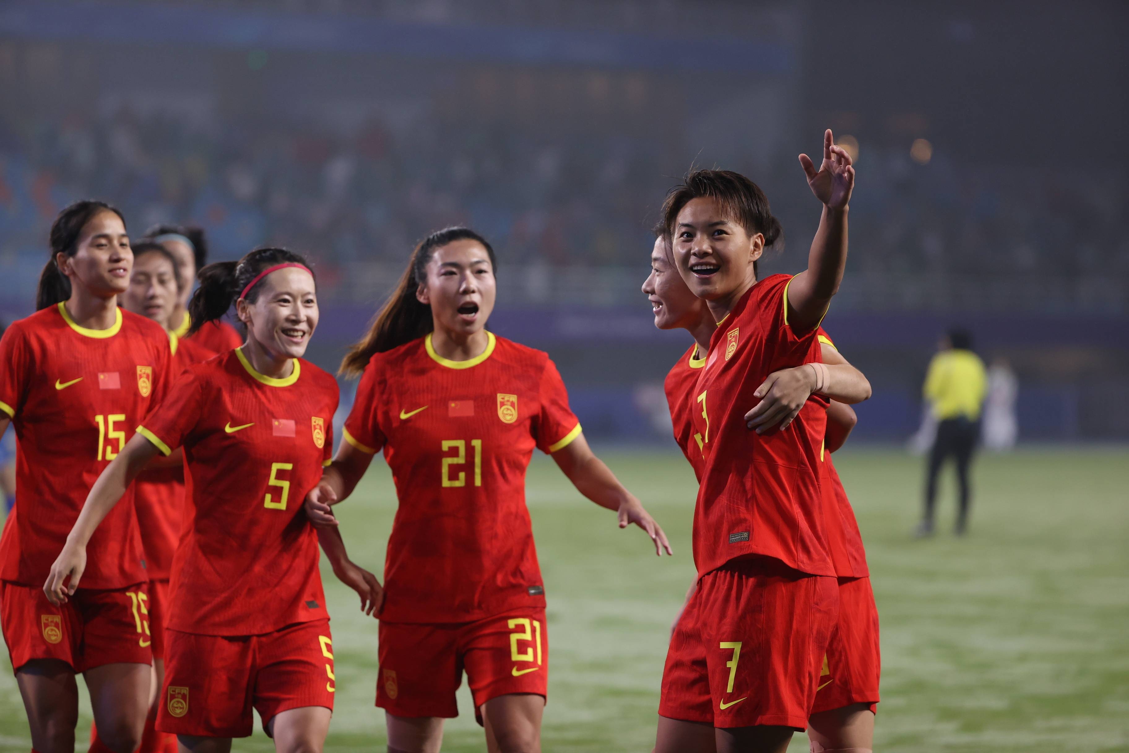 包含中国女足在比赛中发挥出色，取得圆满胜利的词条