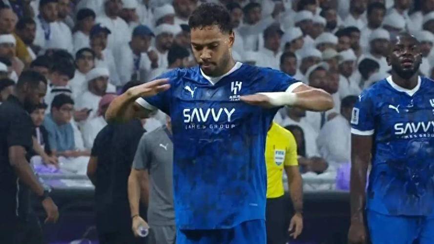 足球比赛中出现精彩绝伦的一幕，球员表现出色