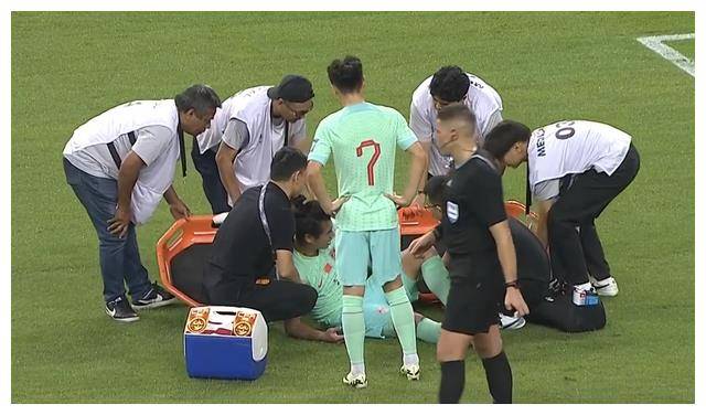 足球比赛中出现精彩绝伦的一幕，球员表现出色