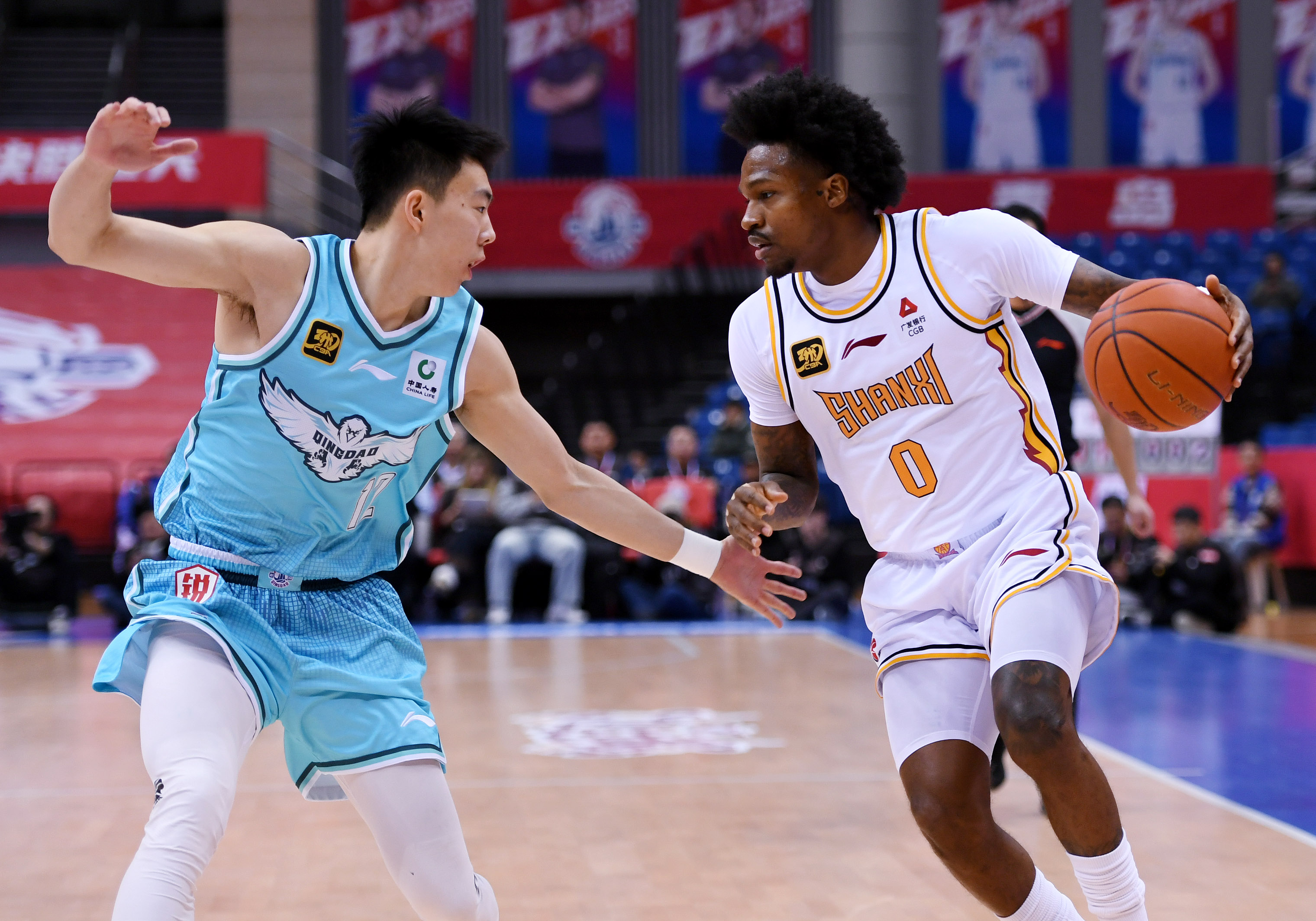 双方队员在场上短兵相接，比赛火药味十足的简单介绍