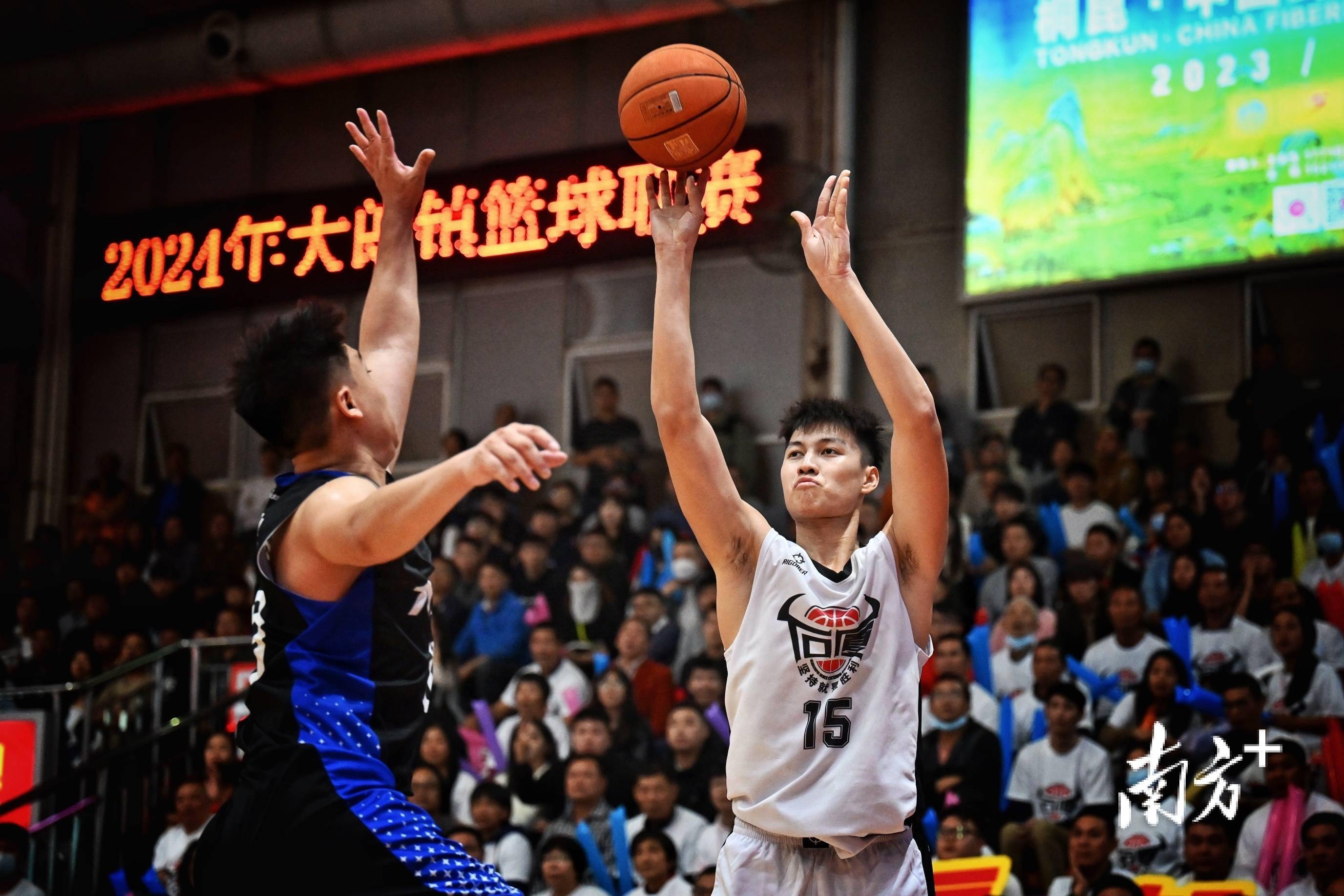 国内篮球联赛场面惊心动魄引人入胜的简单介绍