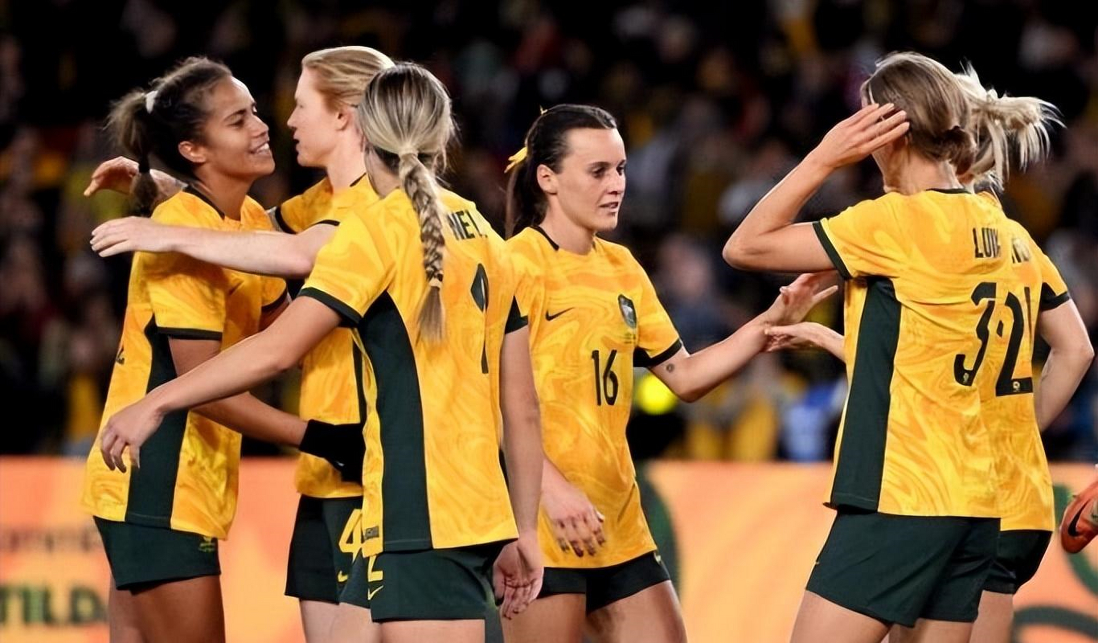 包含澳大利亚队员在球场上大放异彩的词条