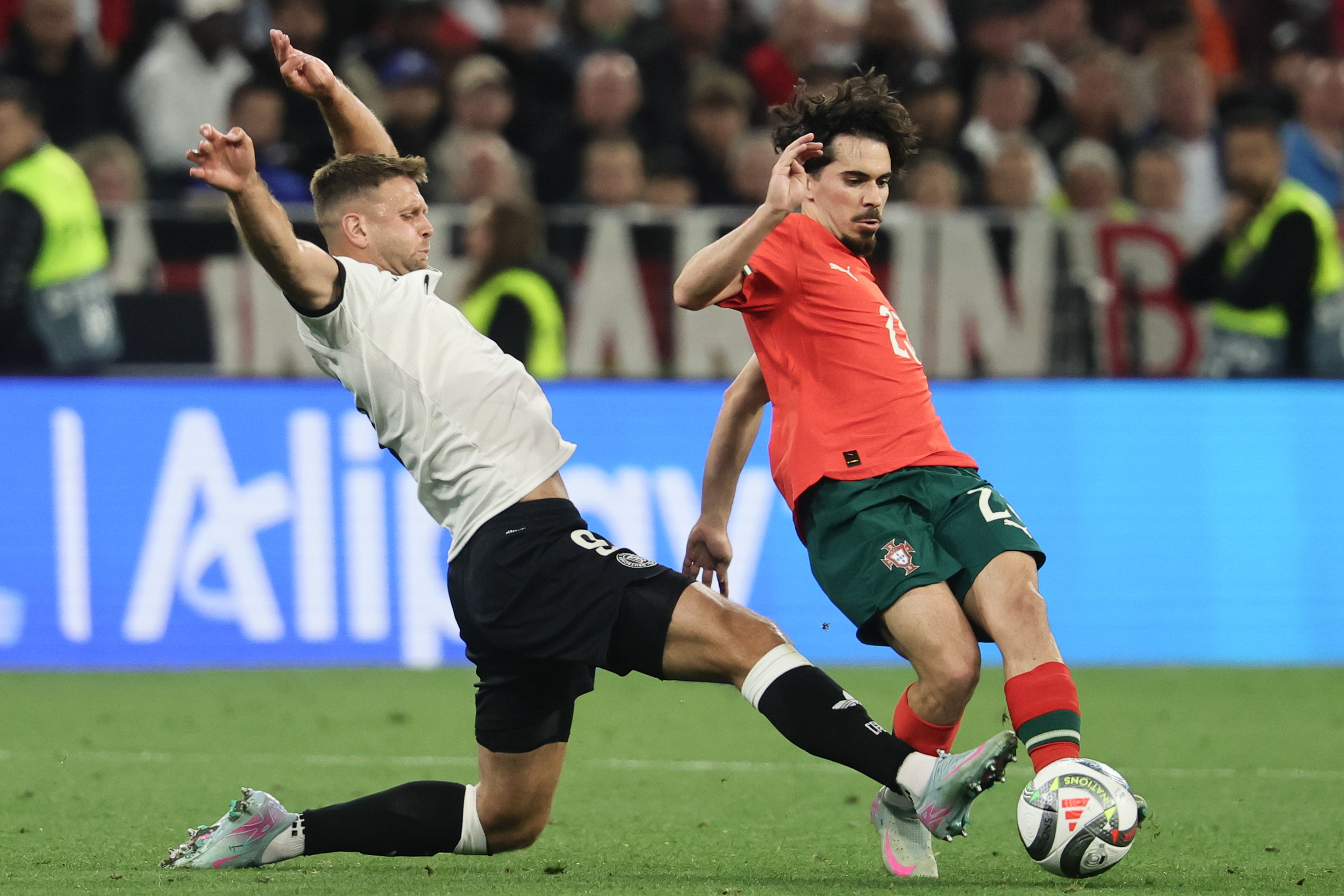 欧国联比赛新秀崭露头角，引人注目