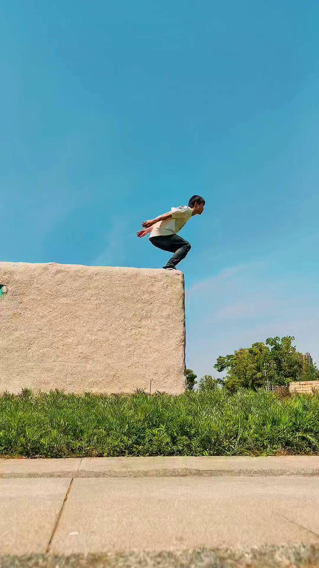 跑酷选手在比赛中展现惊险动作夺冠 跑酷选手在比赛中展现惊险动作夺冠