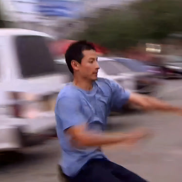 跑酷选手在比赛中展现惊险动作夺冠 跑酷选手在比赛中展现惊险动作夺冠