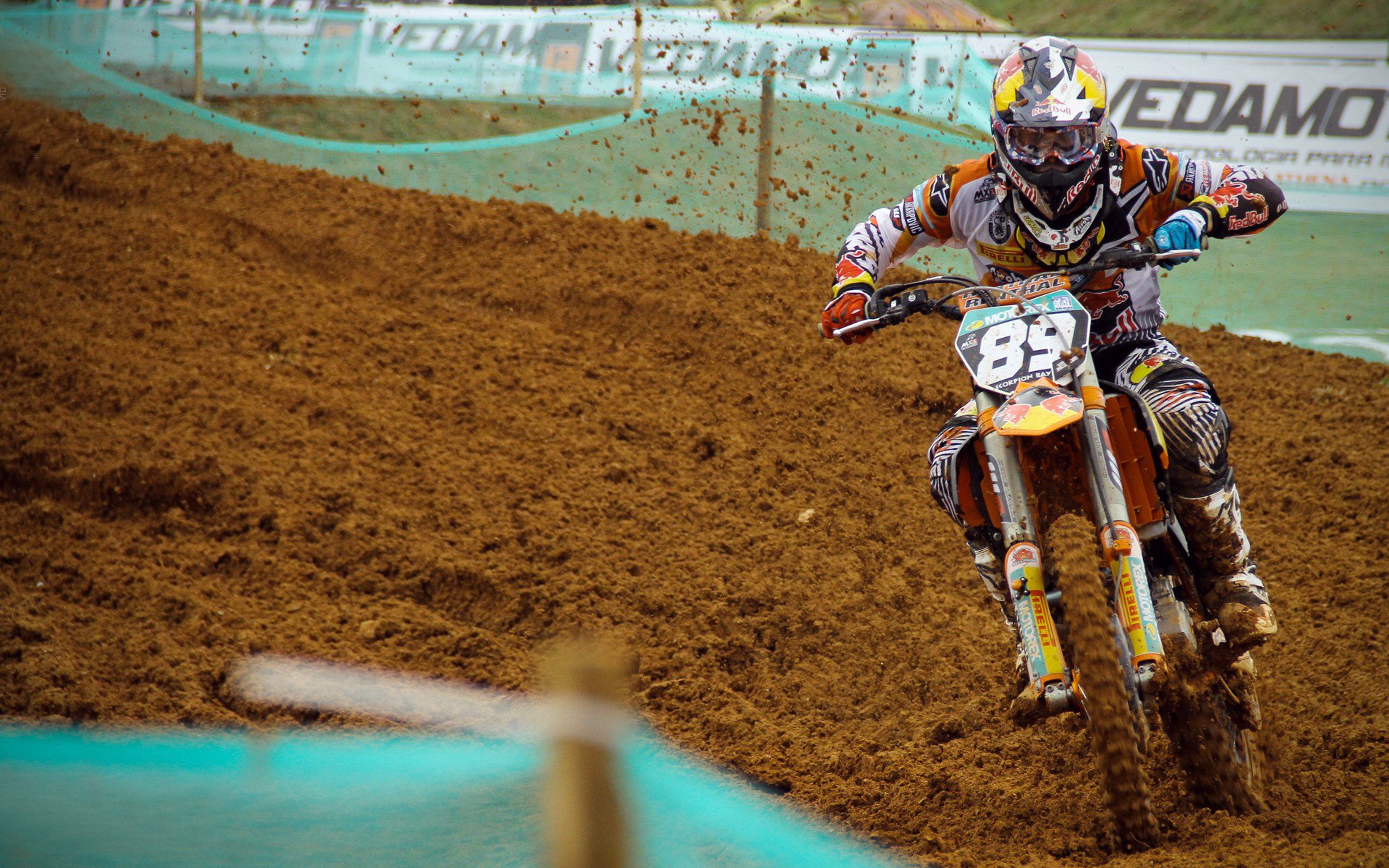 赛道与球场，速度与激情的双重奏