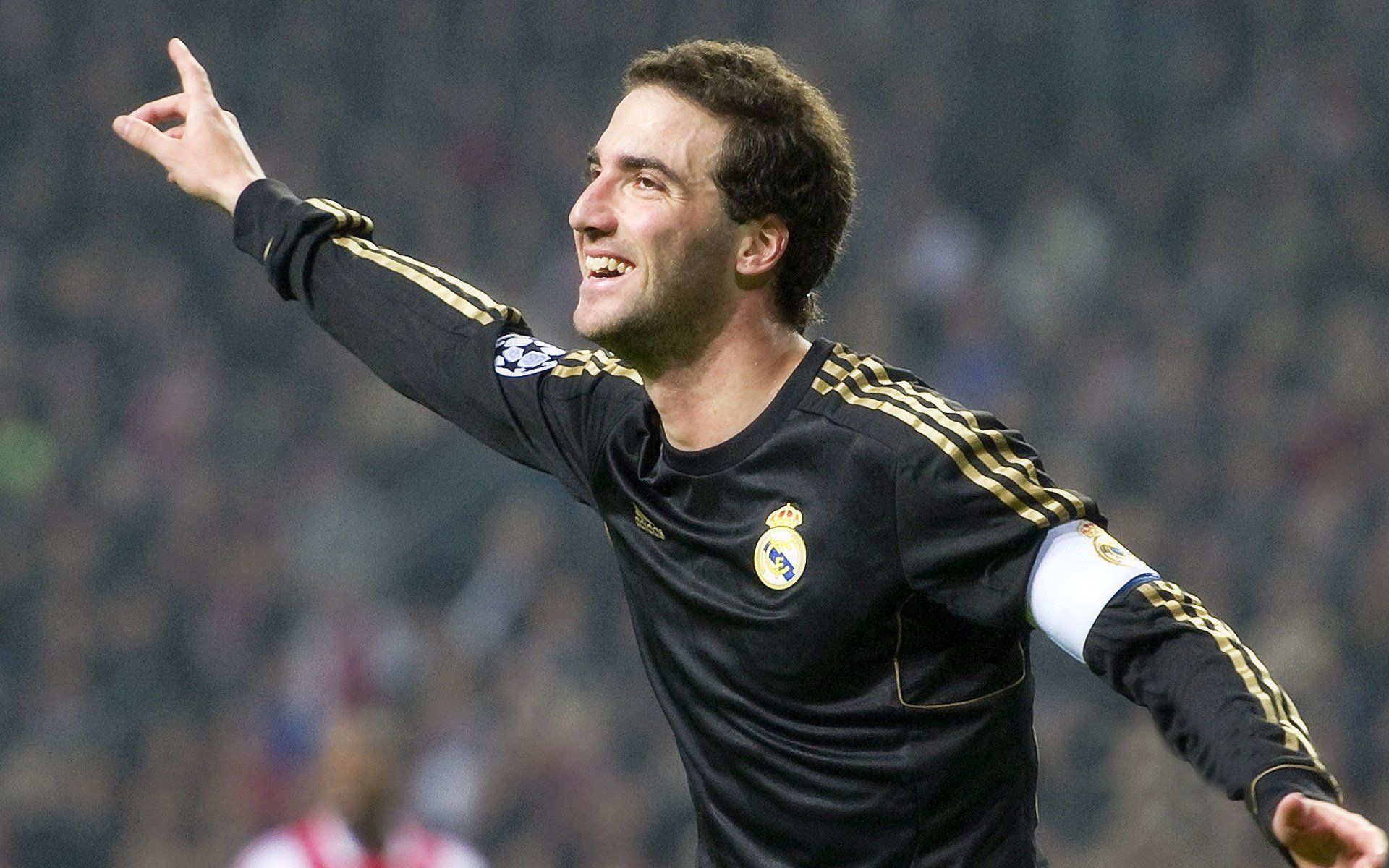 黄蜂蛰伤巨人，德甲争冠战中的活塞法则与意外美学